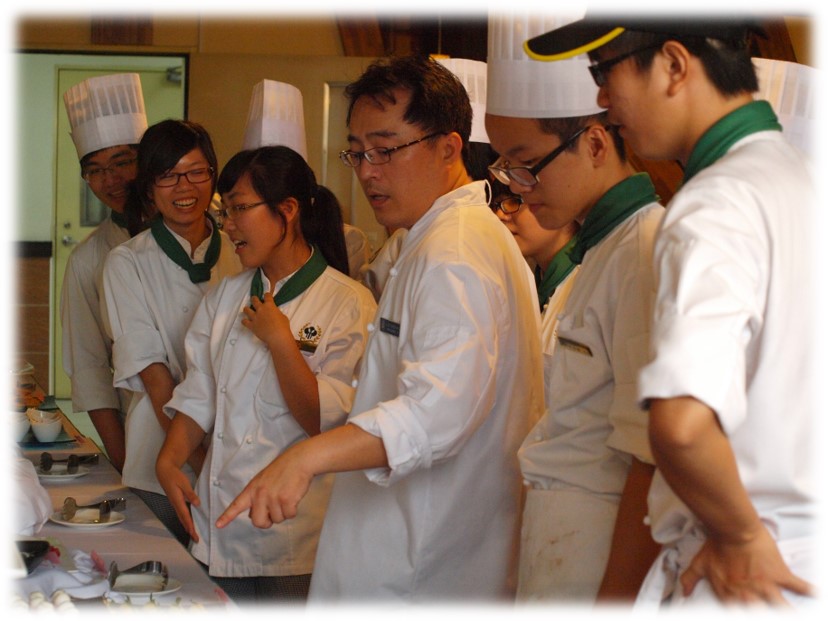 進高餐第一年指導學生製作宴會餐點